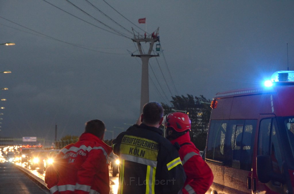 Einsatz BF Hoehenretter Koelner Seilbahn Hoehe Zoobruecke P2245.JPG